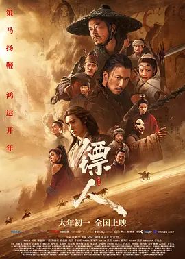 《二人世界》剧照：一只手握着钥匙悬在门锁前